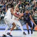 Darrun Hilliard intenta penetrar ante el defensa baskonista. / JOSÉ MARI MARTÍNEZ