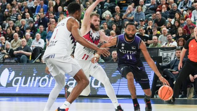 Darrun Hilliard intenta penetrar ante el defensa baskonista. / JOSÉ MARI MARTÍNEZ