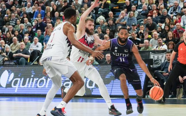 Darrun Hilliard intenta penetrar ante el defensa baskonista. / JOSÉ MARI MARTÍNEZ