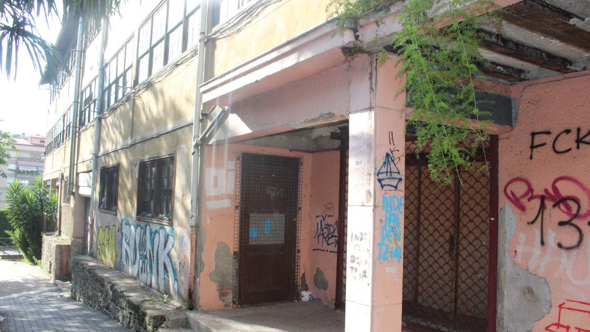 Imagen de la entrada del antiguo cine Novedades.