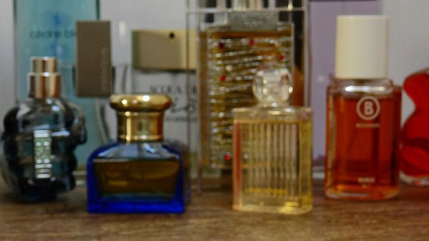 Imagen de archivo de varios perfumes.