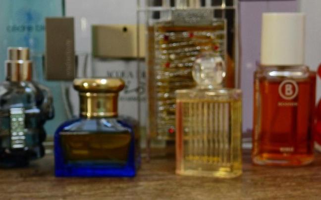 Imagen de archivo de varios perfumes.
