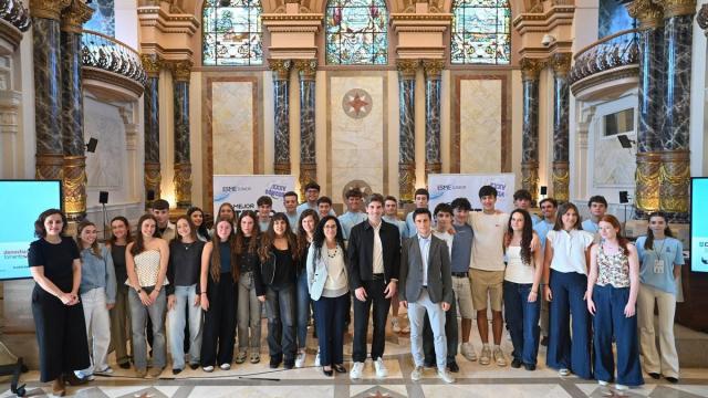 Foto de familia del XXXV Concurso ESME, que ha contado con la participación de cerca de 120 estudiantes.