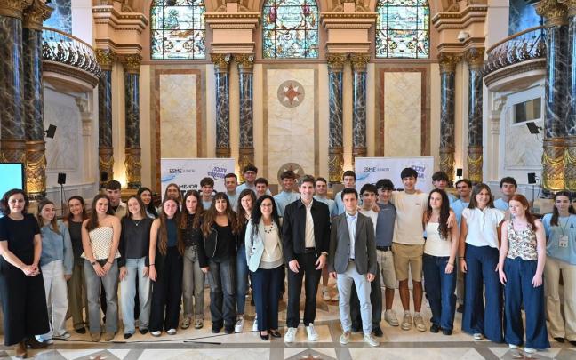 Foto de familia del XXXV Concurso ESME, que ha contado con la participación de cerca de 120 estudiantes.