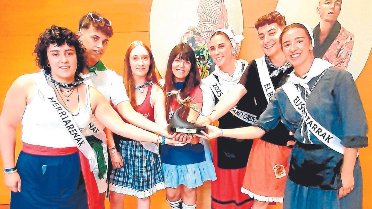 Representantes de las cuadrillas de 2025 posando con la estatuilla.