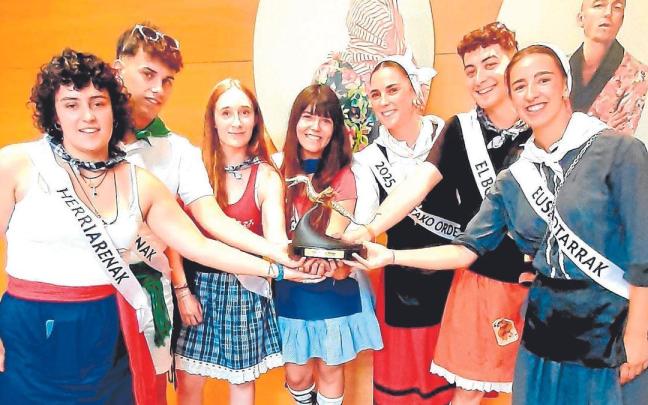 Representantes de las cuadrillas de 2025 posando con la estatuilla.