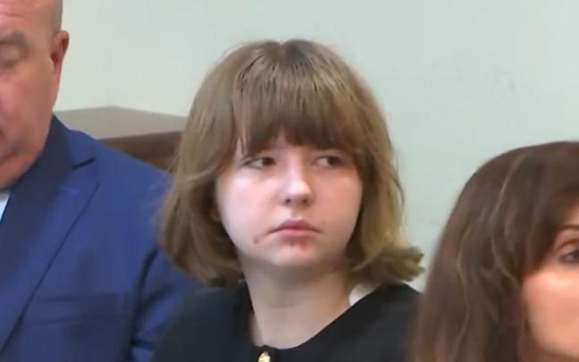 Carly Madison Gregg (centro) tenía 14 años cuando cometió el crimen.