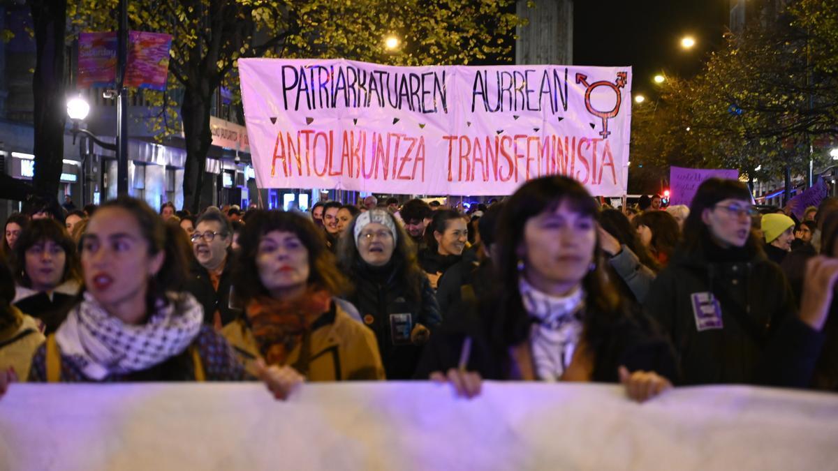 Manifestación feminista el pasado 25-N celebrada en Bilbao, con un cartel que reivindica la organización transfeminista.