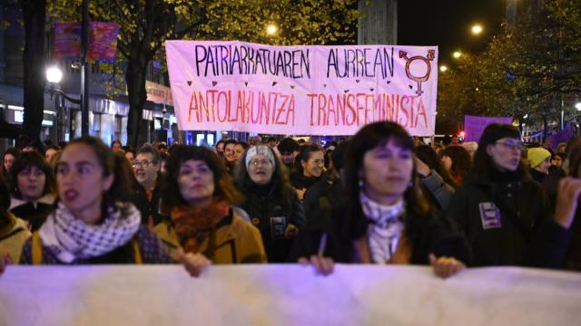 Manifestación feminista el pasado 25-N celebrada en Bilbao, con un cartel que reivindica la organización transfeminista.