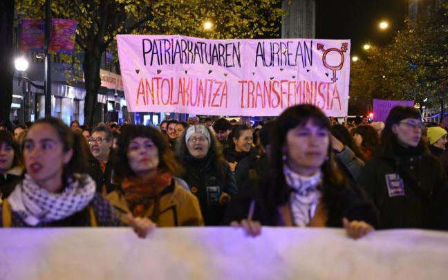 Manifestación feminista el pasado 25-N celebrada en Bilbao, con un cartel que reivindica la organización transfeminista.
