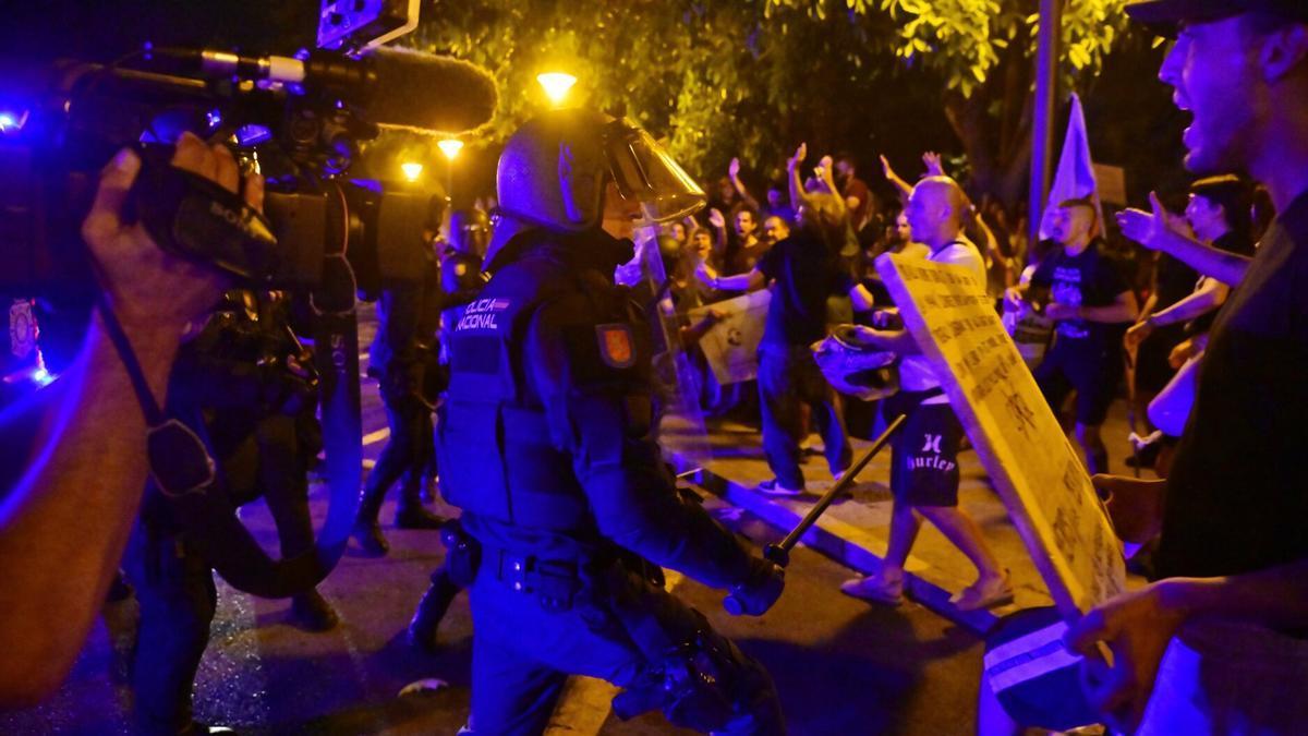 Miembros de los cuerpos antidisturbios de la Policia Nacional cargan contra los manifestantes que han participado este domingo en la manifestación.