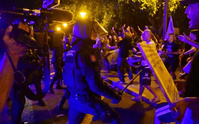 Miembros de los cuerpos antidisturbios de la Policia Nacional cargan contra los manifestantes que han participado este domingo en la manifestación.