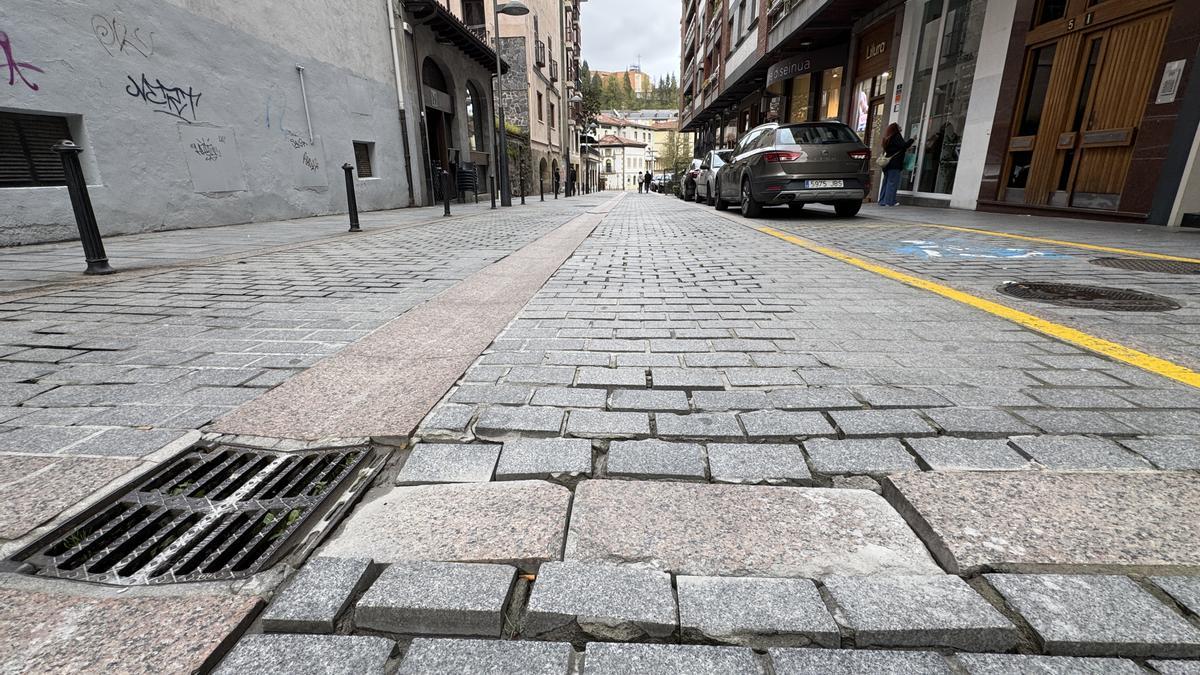 Situación actual de la calle con los adoquines levantados.
