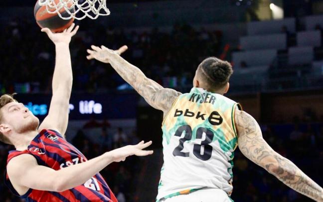 Kotsar busca anotar en presencia de Kyser Kotsar busca anotar en presencia de Kyser