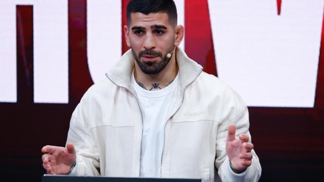 Ilia Topuria atiende a los medios de comunicación.