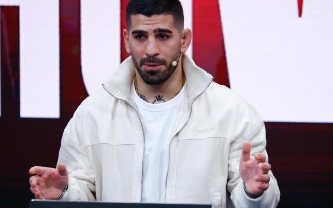 Ilia Topuria atiende a los medios de comunicación.