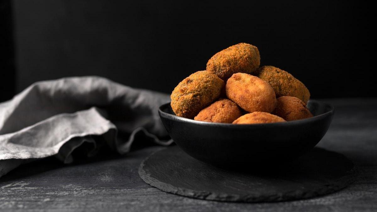 Un cuenco con croquetas.