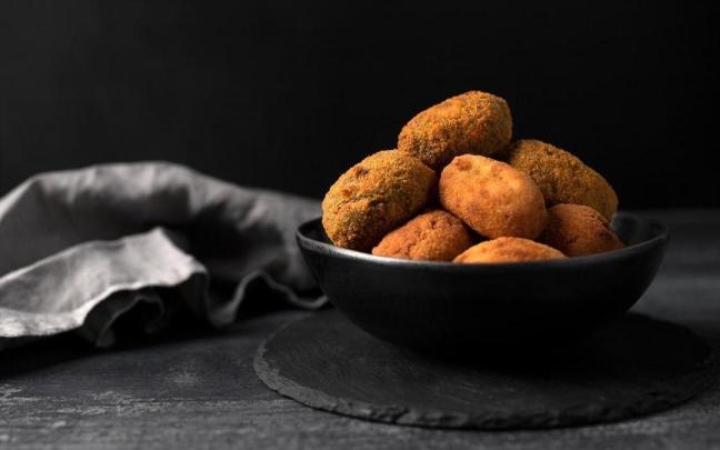 Un cuenco con croquetas.