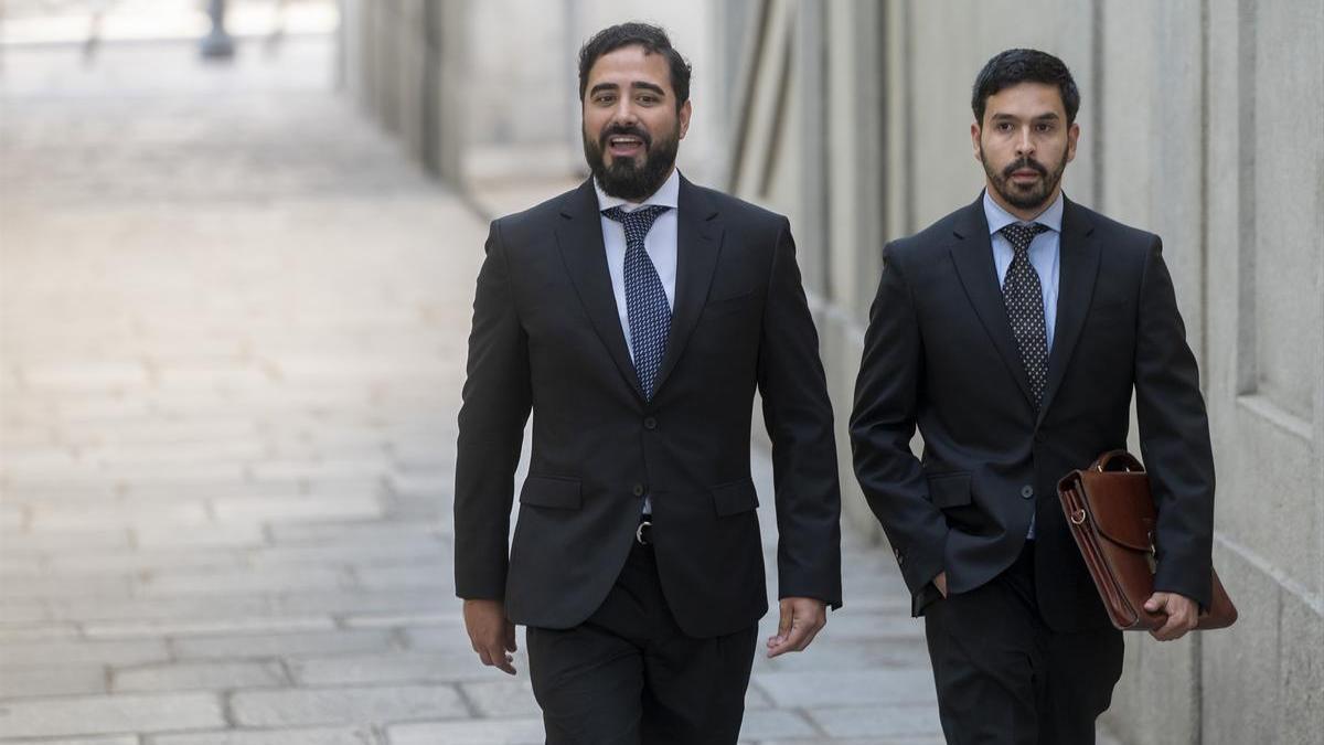 A la izquierda, el eurodiputado y líder de Se Acabó La Fiesta, Luis 'Alvise' Pérez.