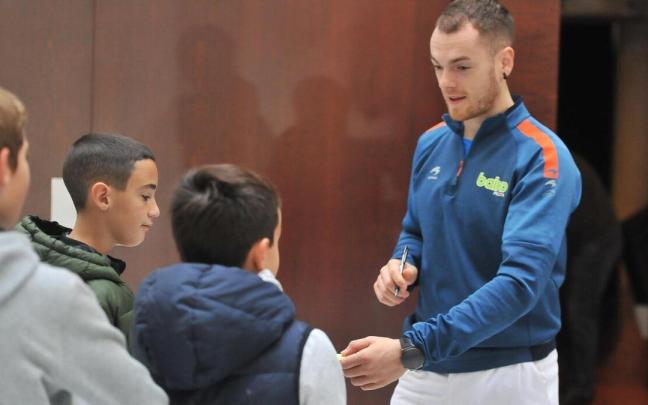 Unai Laso firma unos autógrafos. Unai Laso firma unos autógrafos.