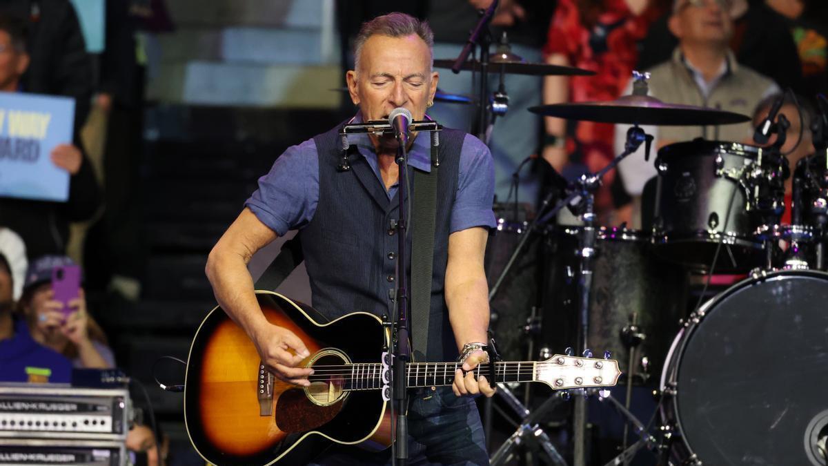 Bruce Springsteen durante su actuación en el mitin de Kamala Harris en Philadelphia.