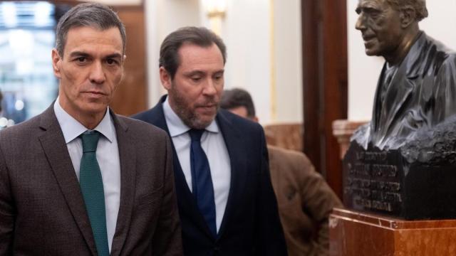 El presidente del Gobierno español, Pedro Sánchez, y el ministro de Transportes, Óscar Puente, acuden a una sesión plenaria en el Congreso de los Diputados.