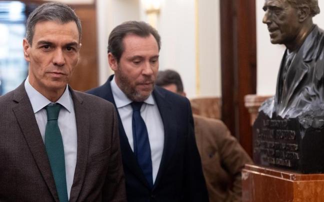 El presidente del Gobierno español, Pedro Sánchez, y el ministro de Transportes, Óscar Puente, acuden a una sesión plenaria en el Congreso de los Diputados.
