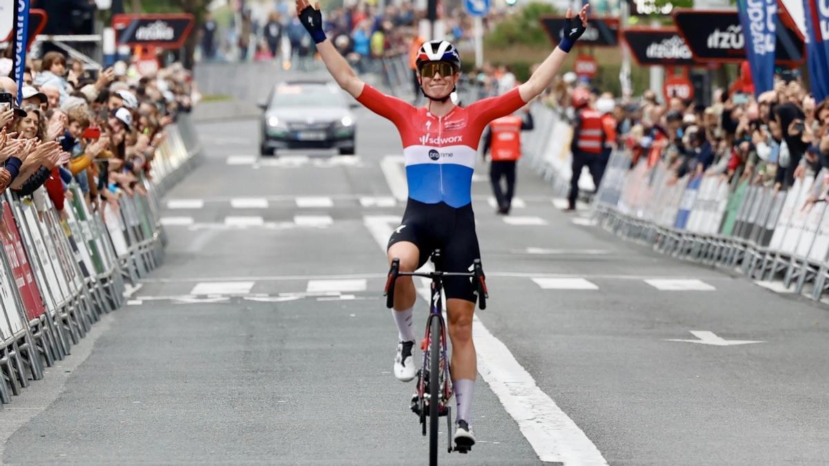 Vollering festeja la victoria de la tercera etapa con final en Donostia.
