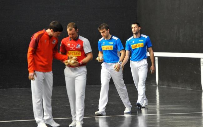 Peña II y Albisu, durante la elección de material de Amorebieta con un claro gesto de disgusto.