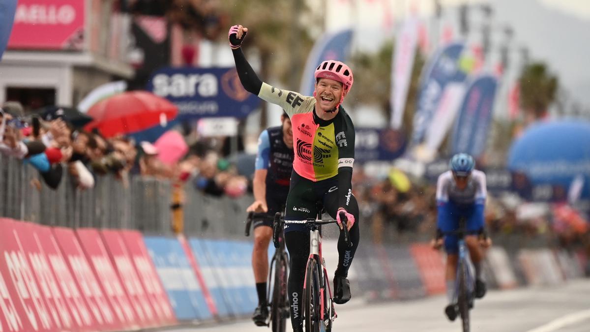 Magnus Cort celebra su victoria en el Giro.