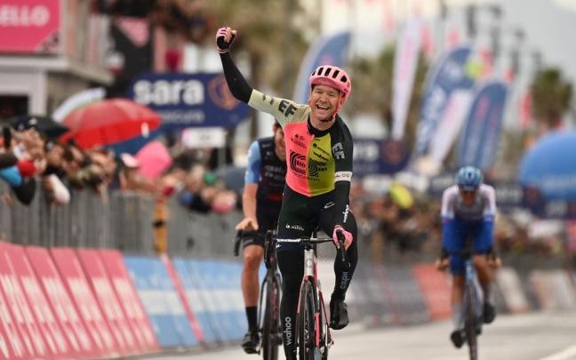 Magnus Cort celebra su victoria en el Giro.