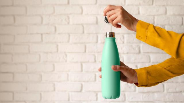 Las botellas de agua reutilizables pueden llegar a acumular grandes cantidades de bacterias