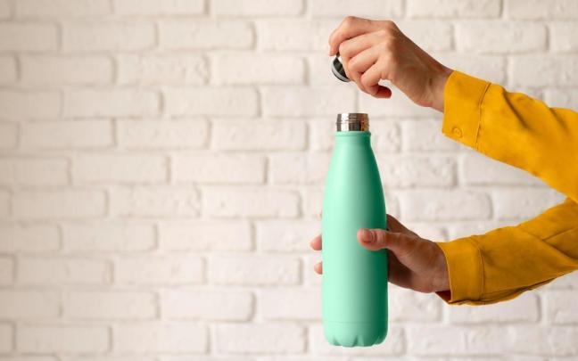 Las botellas de agua reutilizables pueden llegar a acumular grandes cantidades de bacterias