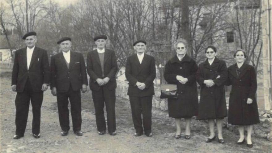 Salbador Ugarte en la villa de Ugao-Miraballes, en la única foto que existe con todos sus hermanos y hermanas