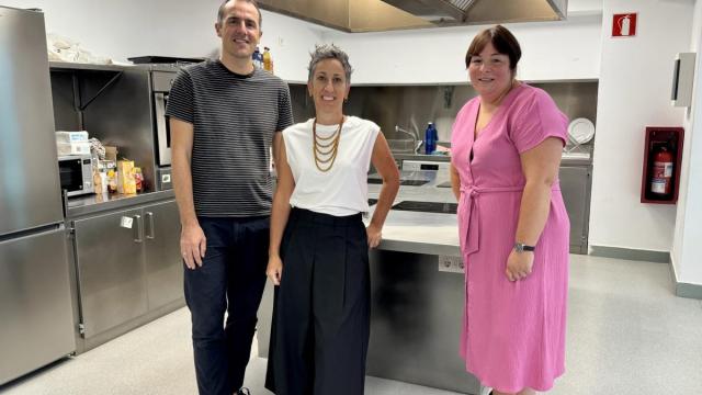Ion Gurrutxaga, Director General de Oteitza Lizeo Politeknikoa, Irune Urbieta, concejala de Educación, y Ainhoa Irastorza, responsable del nuevo ciclo.