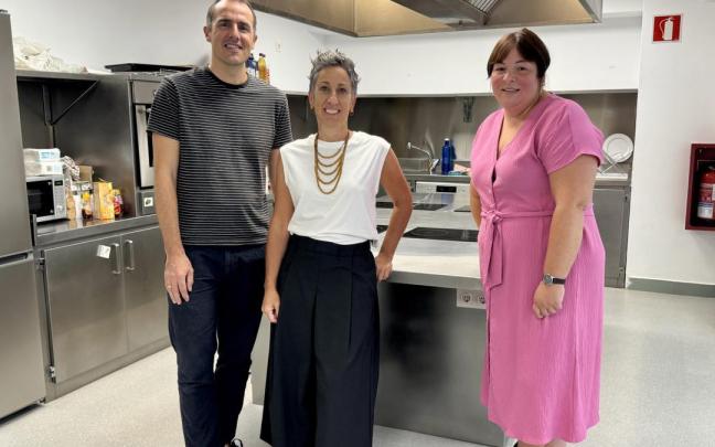 Ion Gurrutxaga, Director General de Oteitza Lizeo Politeknikoa, Irune Urbieta, concejala de Educación, y Ainhoa Irastorza, responsable del nuevo ciclo.