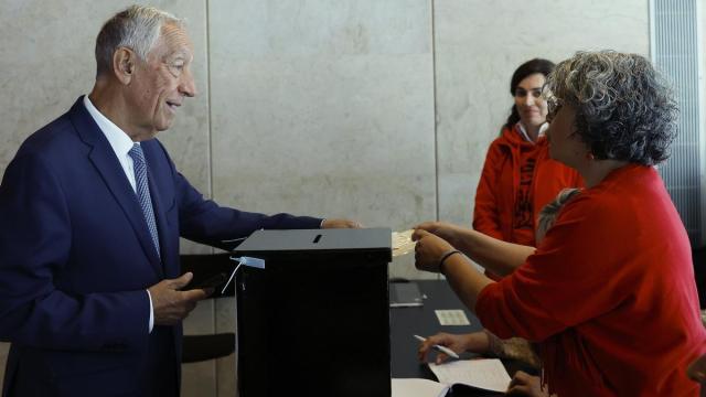 El presidente de Portugal, Marcelo Rebelo de Sousa, adelanta su voto en la localidad de Vila Real de Santo António, en el distrito de Faro. / EFE El presidente de Portugal, Marcelo Rebelo de Sousa, adelanta su voto en la localidad de Vila Real de Santo António, en el distrito de Faro.