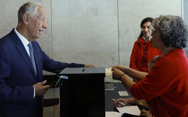 El presidente de Portugal, Marcelo Rebelo de Sousa, adelanta su voto en la localidad de Vila Real de Santo António, en el distrito de Faro. / EFE El presidente de Portugal, Marcelo Rebelo de Sousa, adelanta su voto en la localidad de Vila Real de Santo António, en el distrito de Faro.