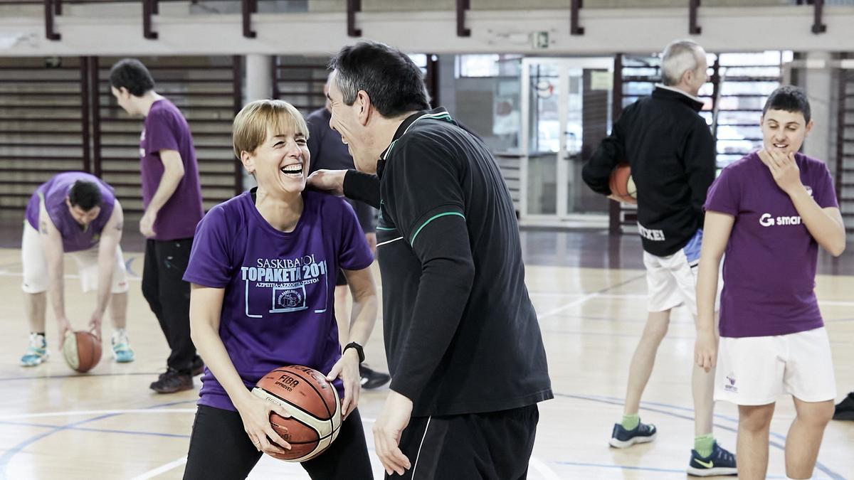 Más allá del juego, las sesiones de entrenamiento y partidos son un cruce de risas y buenos momentos.