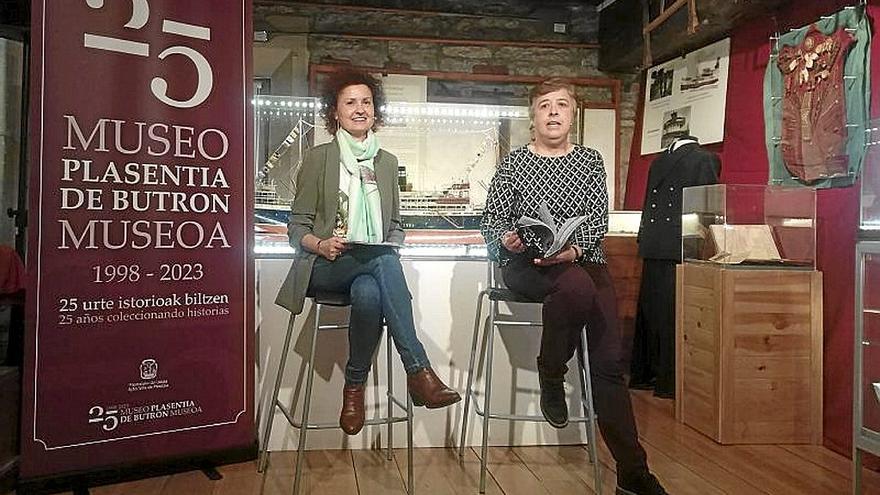 La alcaldesa Elixabete Uribarri y la presidenta Arantxa Renteria.