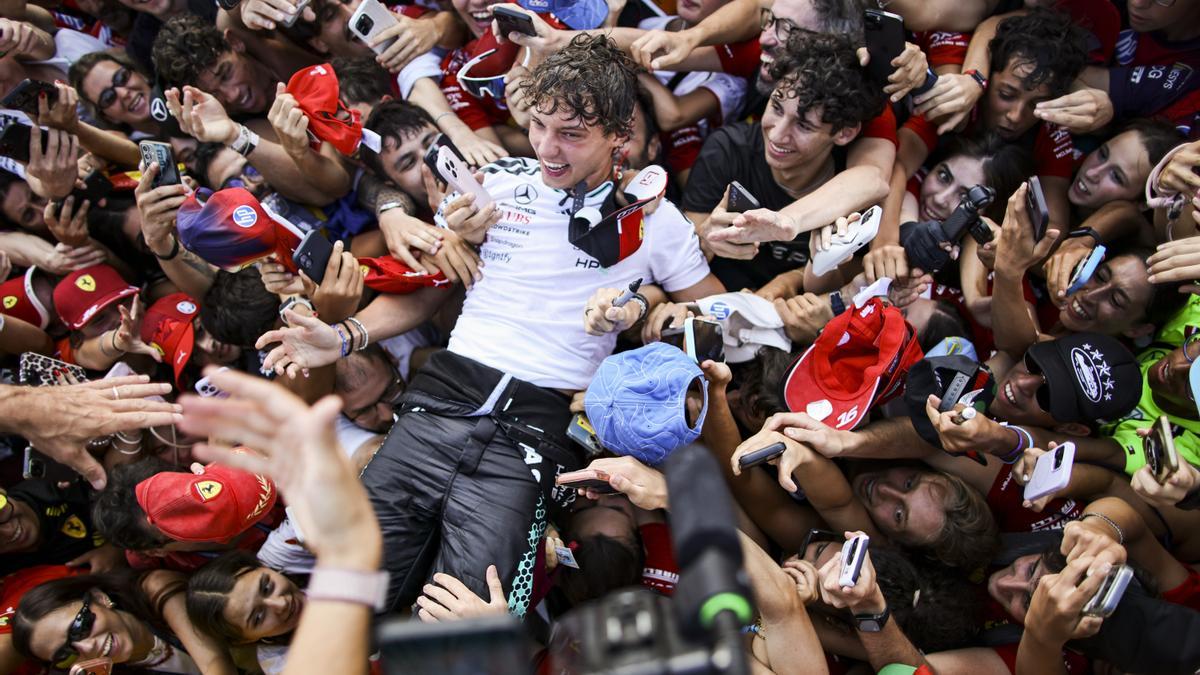 Antonelli es manteado tras ganar el Gran Premio de Italia con una remontada histórica.