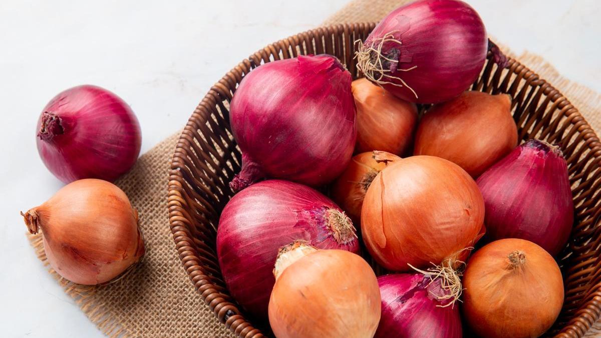 Cebollas en el frutero.