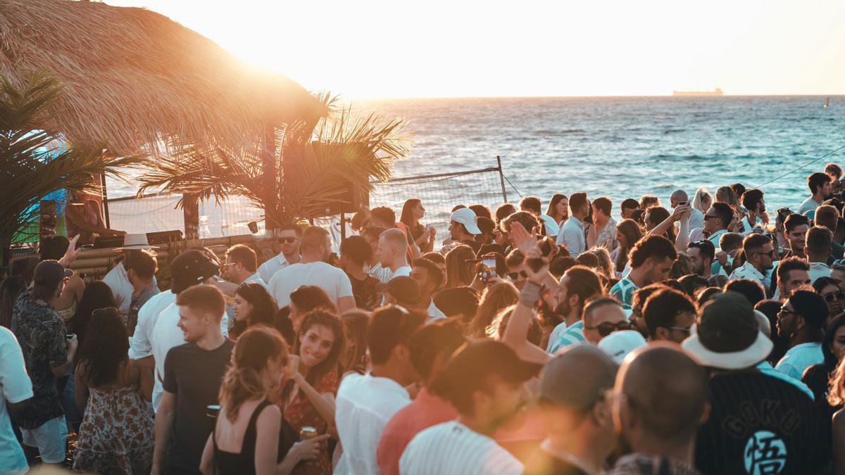 Muchos chiringuitos de playa bailan al ritmo de los temas del verano