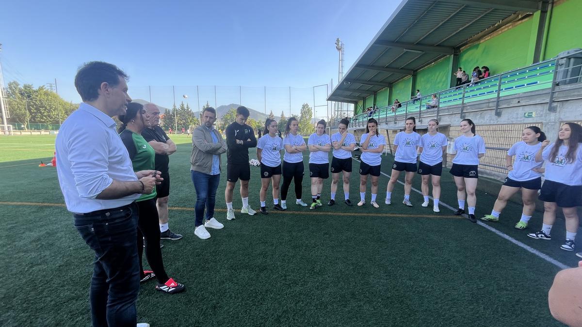 El alcalde de Basauri y en concejal de Deportes, en la presentación de la escuadra femenina
