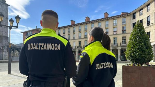 Policías municipales de Laudio en la Herriko Plaza