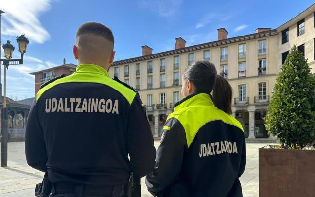 Policías municipales de Laudio en la Herriko Plaza