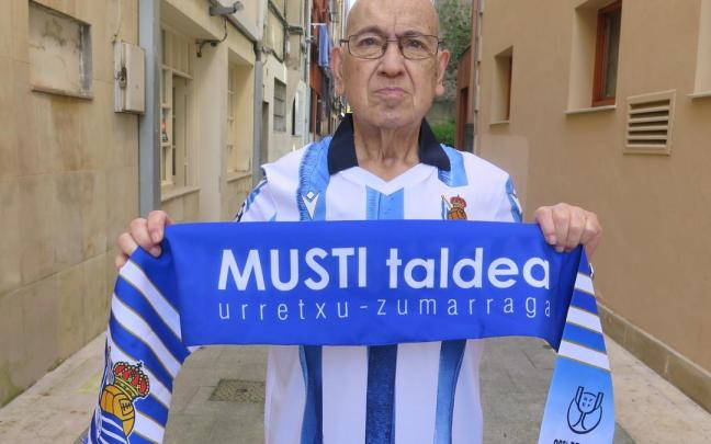 Iñaki Kerejeta, con la camiseta de la Real y la bufanda de la peña Musti Taldea. / Asier Zaldua Iñaki Kerejeta, con la camiseta de la Real y la bufanda de la peña Musti Taldea.