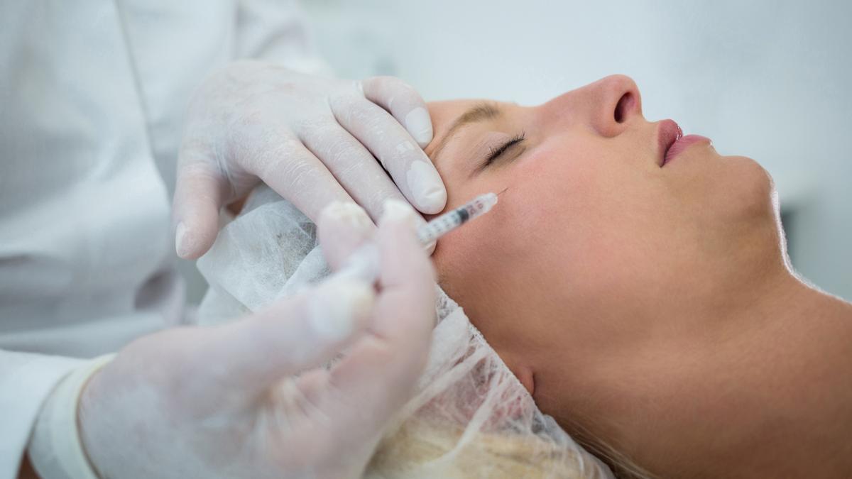 Una mujer se somete a un tratamiento con botox.