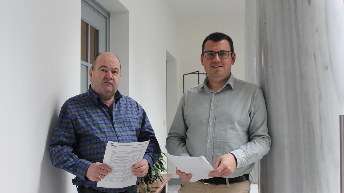 El edil del PNV Xabier Arrizabalaga y el portavoz Ander Garay, este martes.