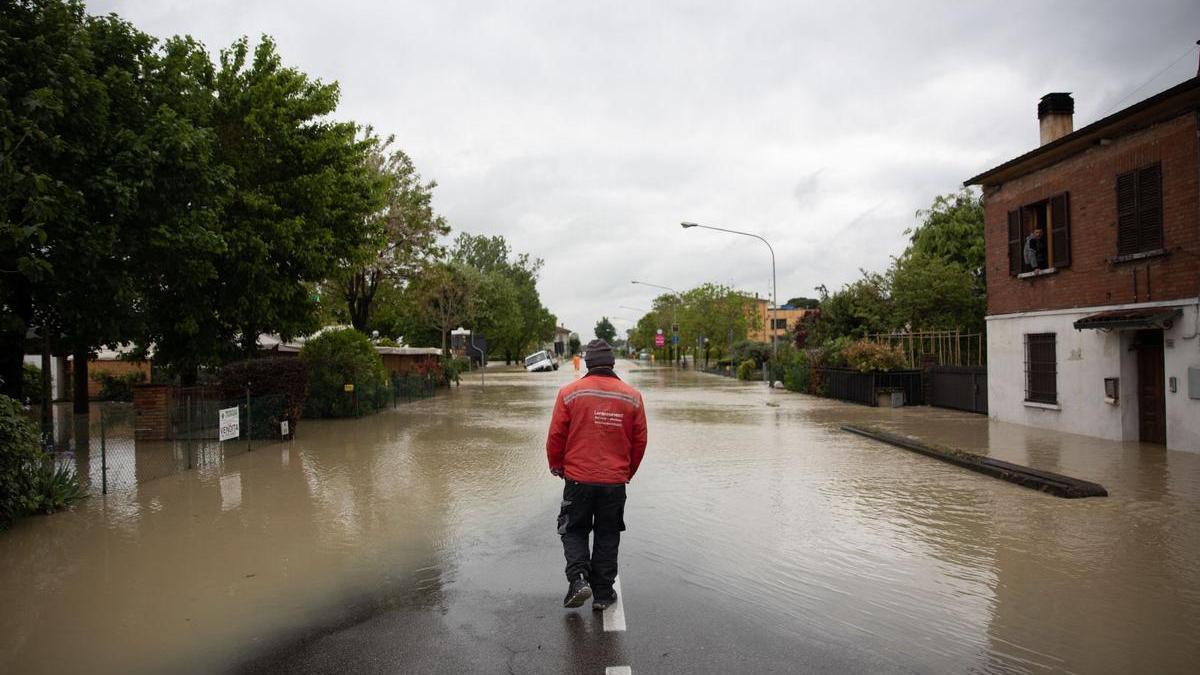 Un hombre pasea por una calle inundada en Castel Bolognese, Rávena.